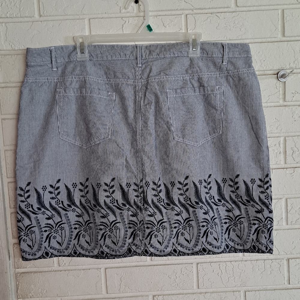 Croft & Barrow blue & white pin striped 5 pocket skort with a floral hem
